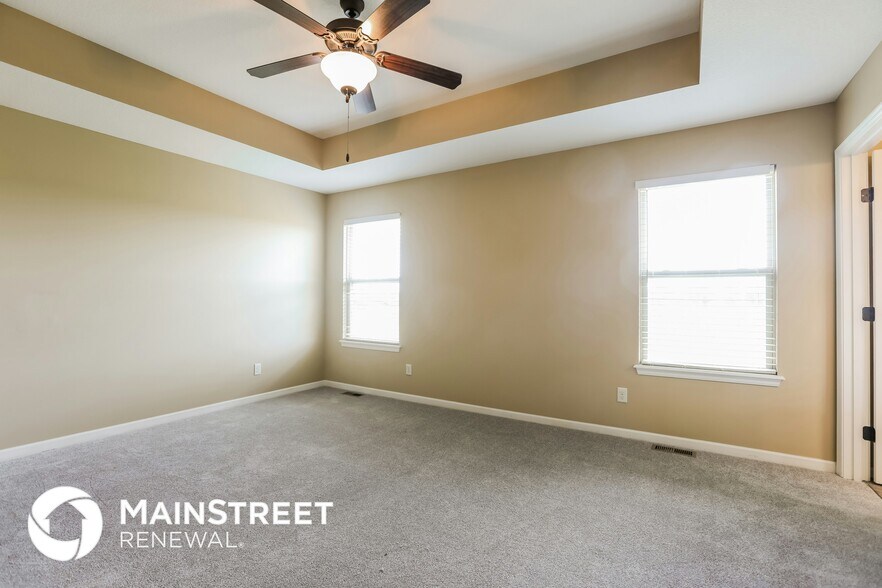 Building Photo - 300 Golfview Dr