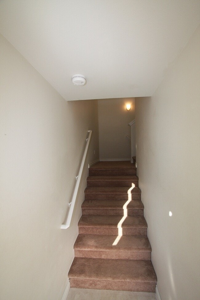 Building Photo - 3 Bedroom Duplex-Style Condo near JBER!