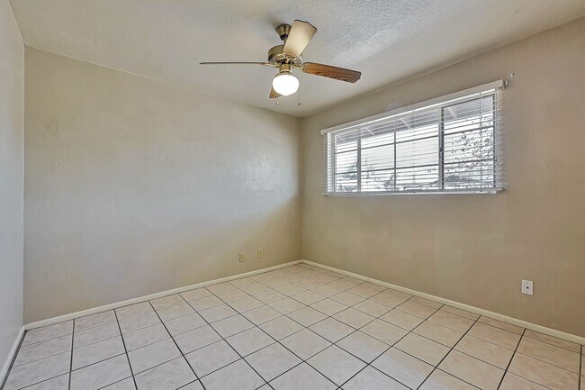 Building Photo - 727 E Vista Del Cerro Dr