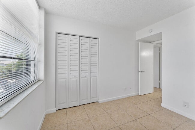 Building Photo - 212 Lake Pointe Dr