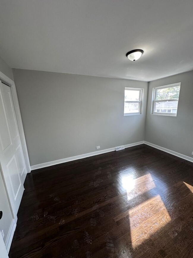 Building Photo - Garfield Ridge 3 bedroom apartment with a ...