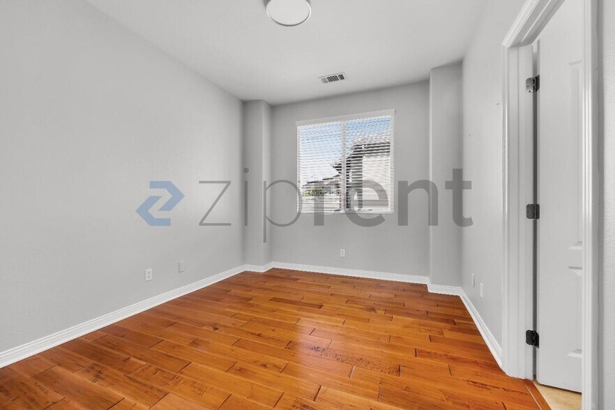 Building Photo - Unit