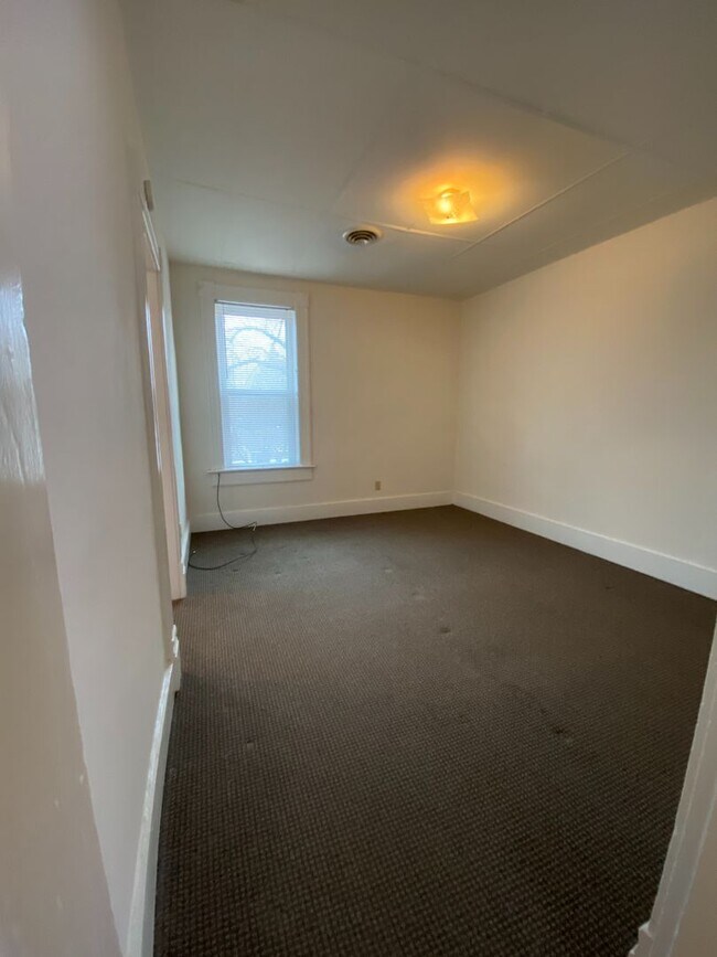 Building Photo - Spacious One Bedroom on the Northside
