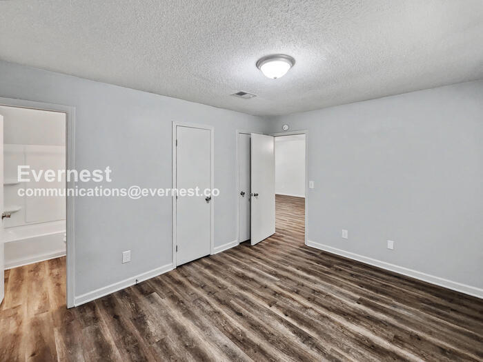 Building Photo - 725 W Creek Cir