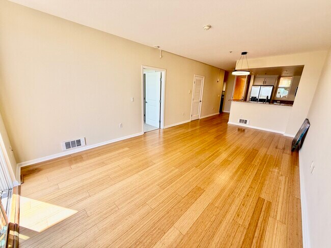 Building Photo - 301 Crescent Ct