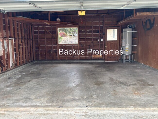 Building Photo - Great one level three bedroom home in South Salinas