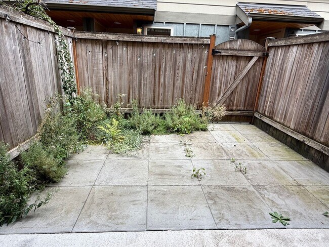 Building Photo - Highland Park Townhome w/ 3BR/2BA at over ...