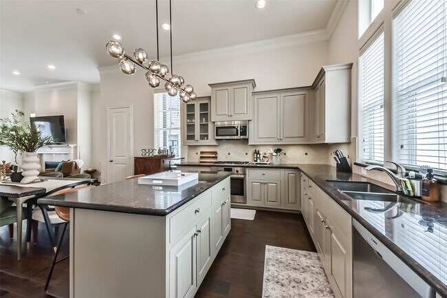 Building Photo - 9450 London Bridge Station