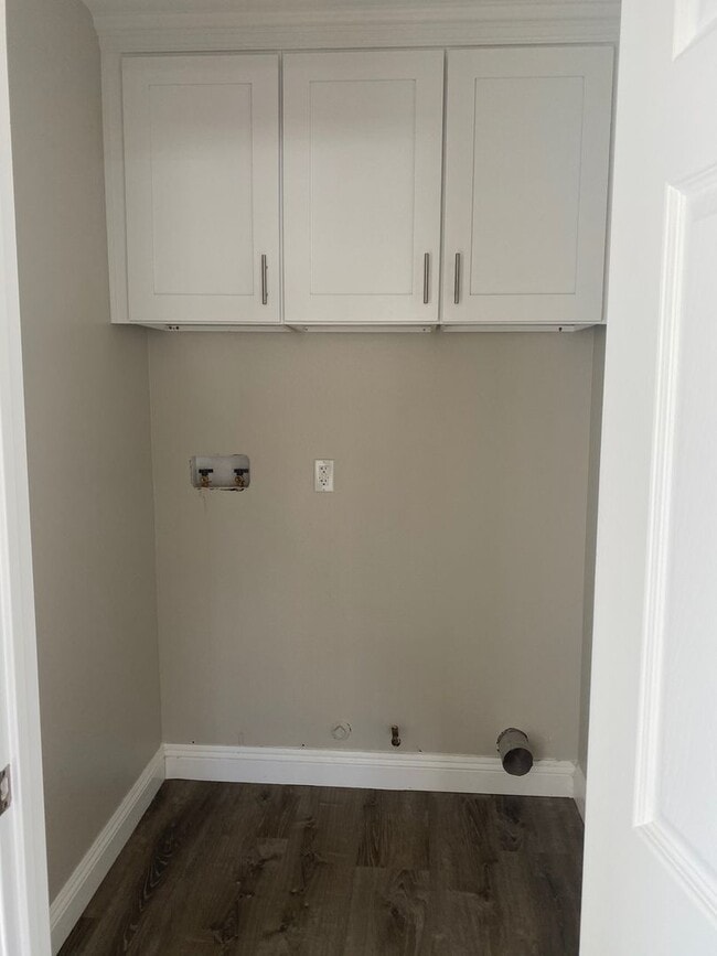Building Photo - Completely remodeled 3 bed, 2 1/2 bath sin...