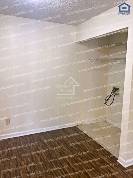 Building Photo - 430 Oriole Dr