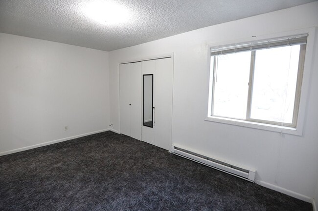 Building Photo - 2 bed 1 Bath townhouse