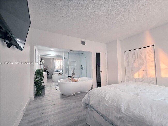 Building Photo - 1303 Presidio Dr