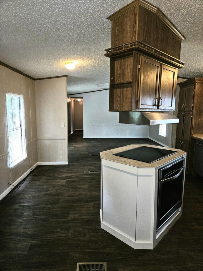 Building Photo - Beautiful Fully Remodeled Three Bed Two Ba...