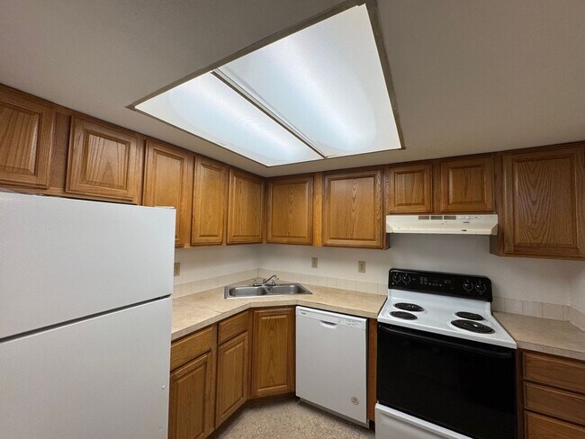 Building Photo - Cozy 2 Bed 1 Bath Condo, Wensley Court Factoria Bellevue