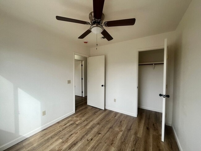 Building Photo - 2405 W Buena Vista Ave