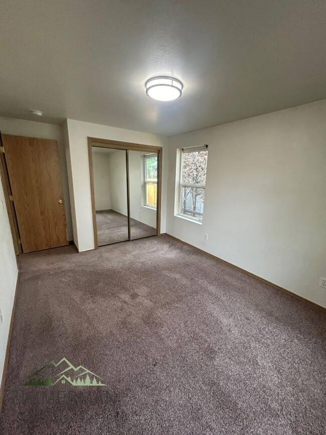 Building Photo - Cute 2 Bedroom Home In Eugene!