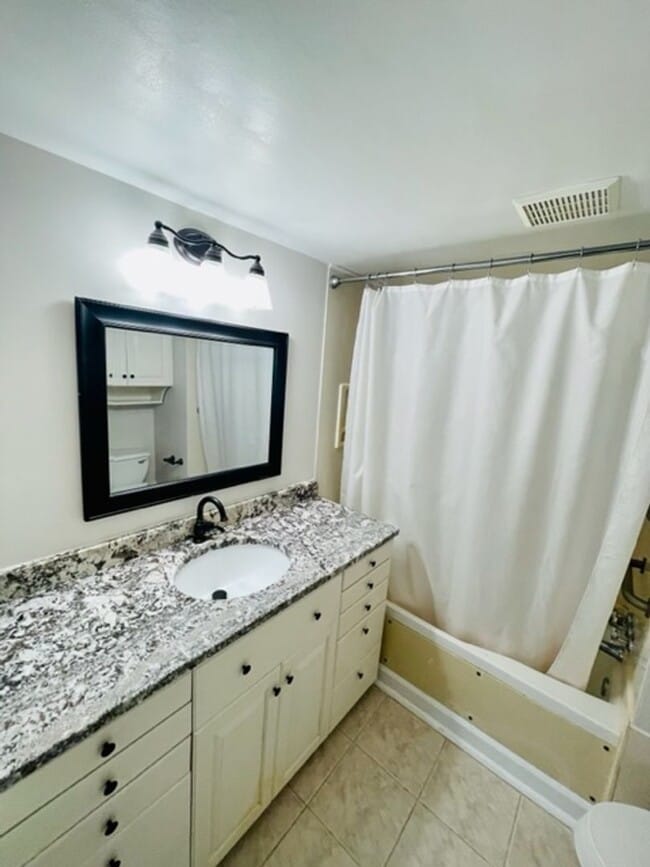 Building Photo - Myers Park Condo, Move-In Ready! All utili...