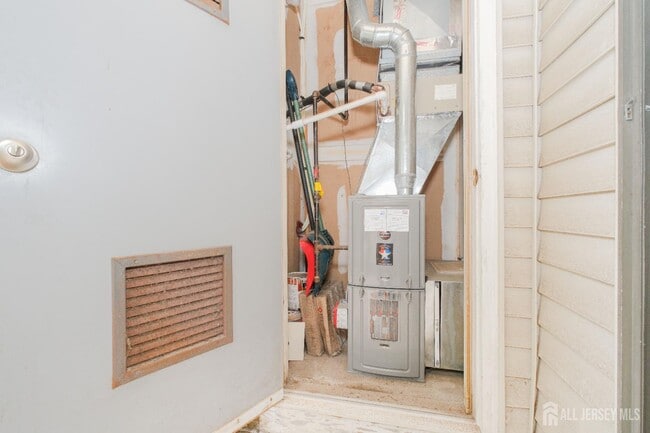 Building Photo - 402 Hidden Village Dr