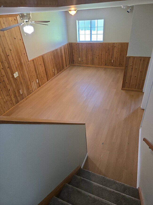 Building Photo - 235 Meadow Glen Dr