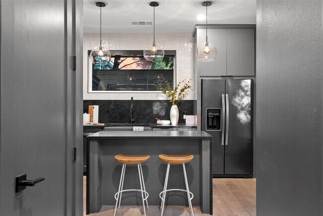 Building Photo - 2209 Rae Dell Ave