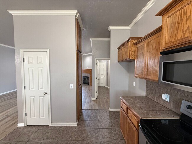 Building Photo - 4 BED! Cozy Home on Large CORNER Lot!