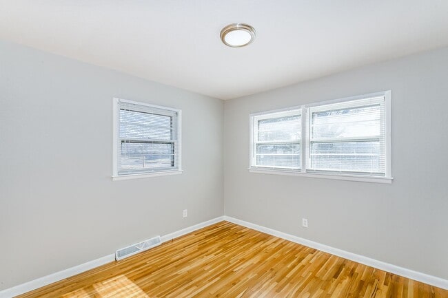 Building Photo - Very Large 3 Bedroom Home, All One Level!