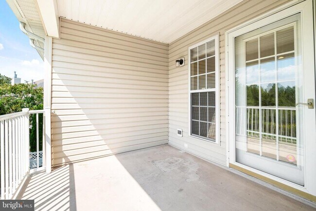 Building Photo - 156 E Country Club Dr