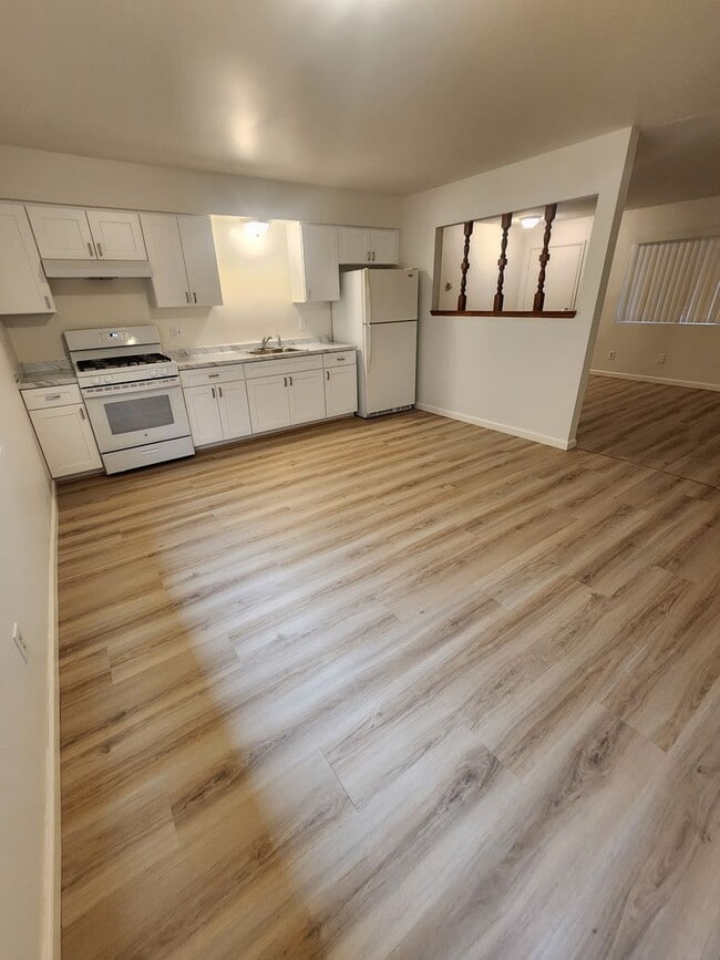 Building Photo - L77700