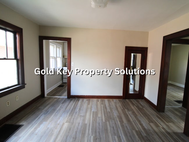 Building Photo - 2 BR 1 BA House with New Flooring and Paint (SECTION 8 APPROVED)