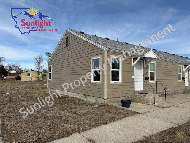 Building Photo - 2 Bed 1 Bath Apartment