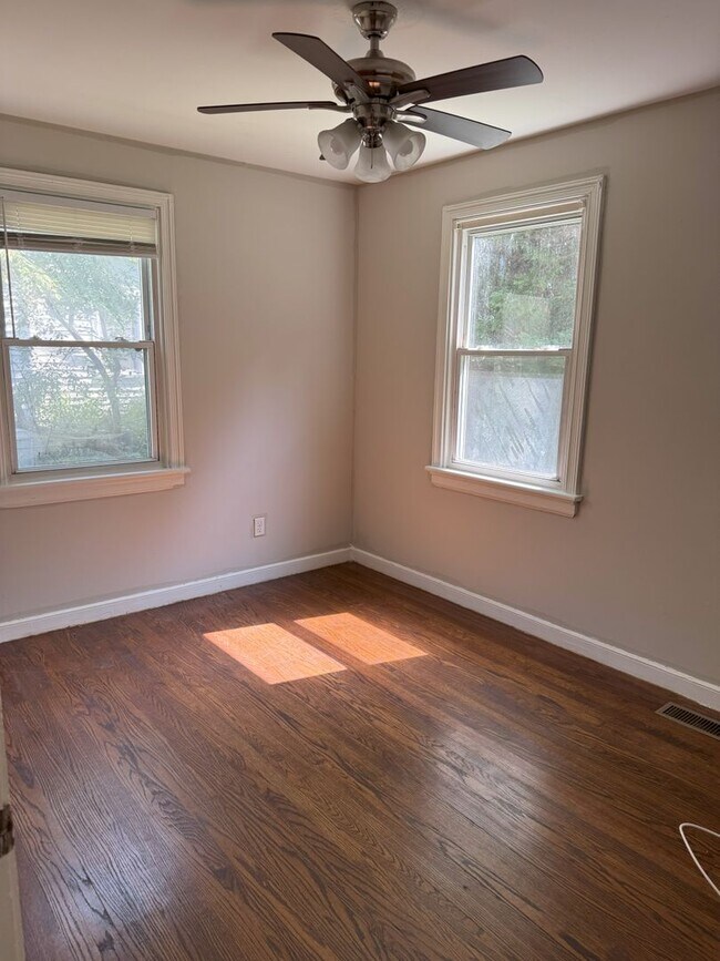 Building Photo - Near West End Rancher ready for you!