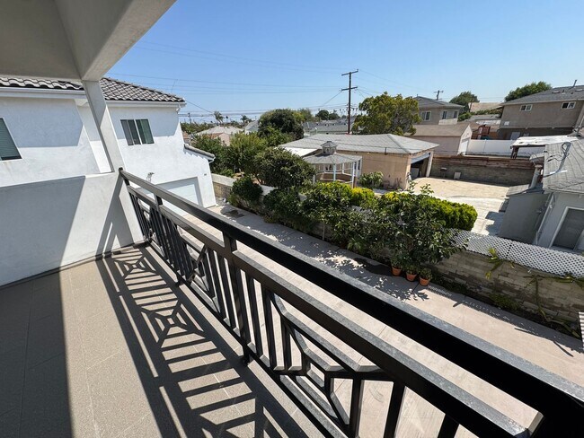 Building Photo - 1143 W 163rd St