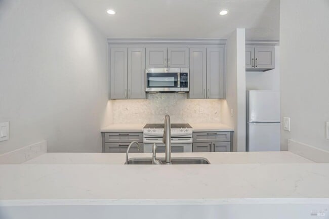 Building Photo - 363 Eden Roc Dr