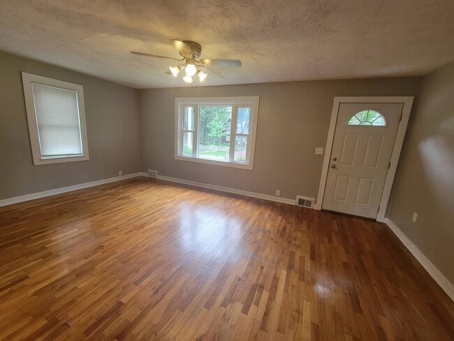 Building Photo - Three Bedroom Home in Marshall