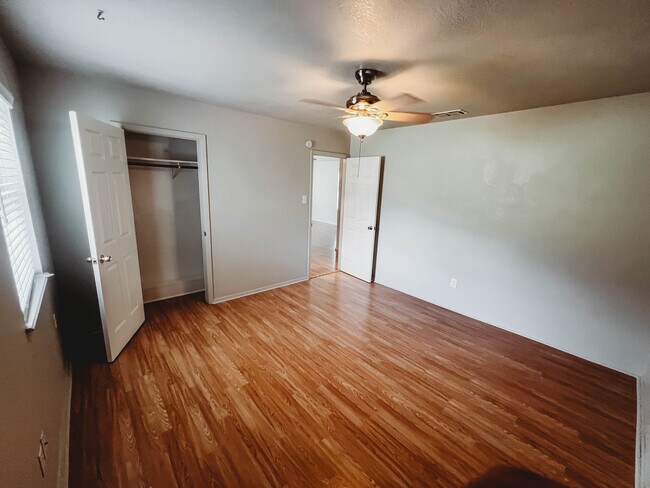 Building Photo - 505 W Bluebonnet Dr
