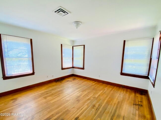 Building Photo - 116 Oak Crest Dr