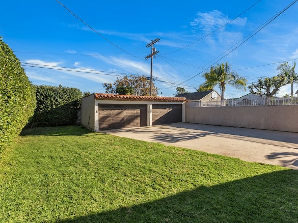 Yard and garage - 1442 S Burnside Ave