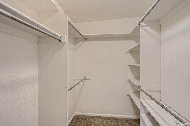 Building Photo - Fantastic 3 bed, 2.5 bath Townhome in Univ...
