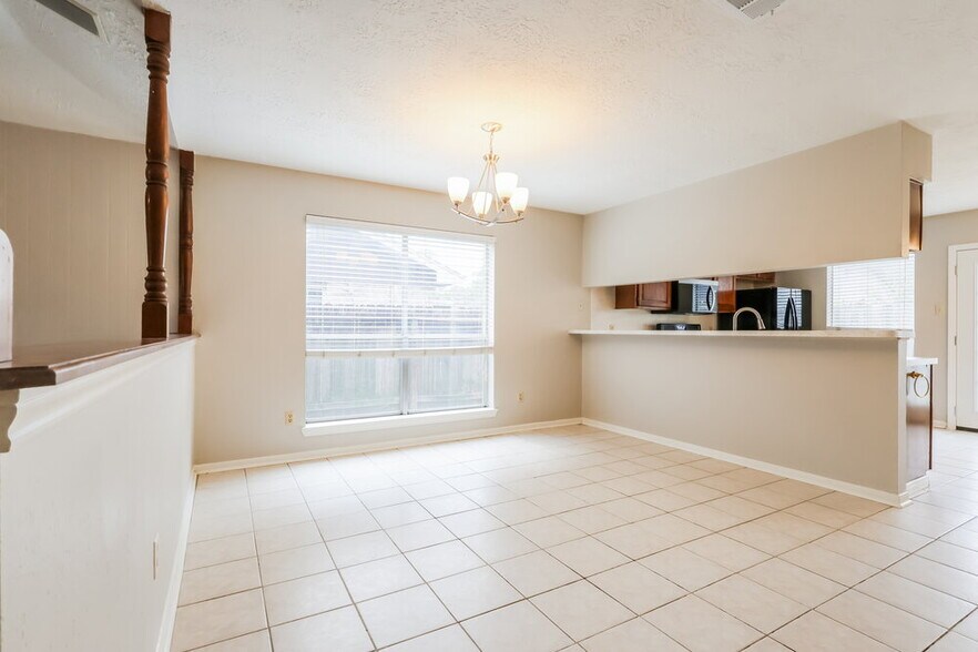 Building Photo - 23219 Timberbrook Dr