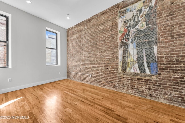 Building Photo - 7 Broad St