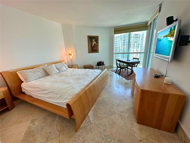 Building Photo - 16500 Collins Ave