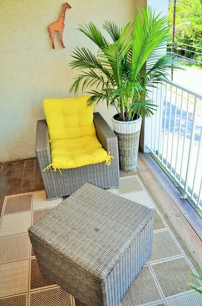 Building Photo - AVAILABLE NOW!  Want a GREAT Location?  Want an Average LGE Bill of $30/mo??  This Beautiful 1 Be...