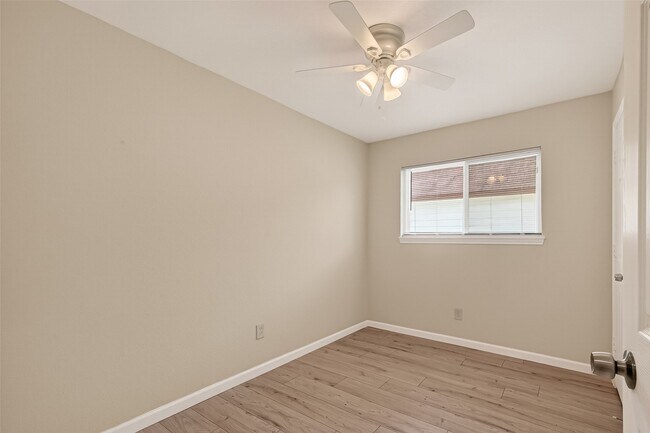 Building Photo - 13843 Northlake Dr
