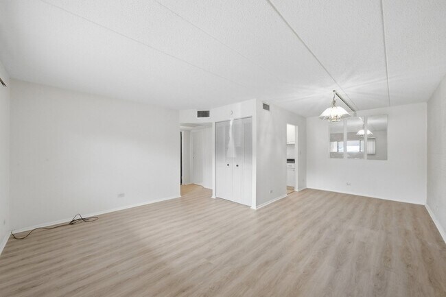 Building Photo - 3850 S Parkway Dr