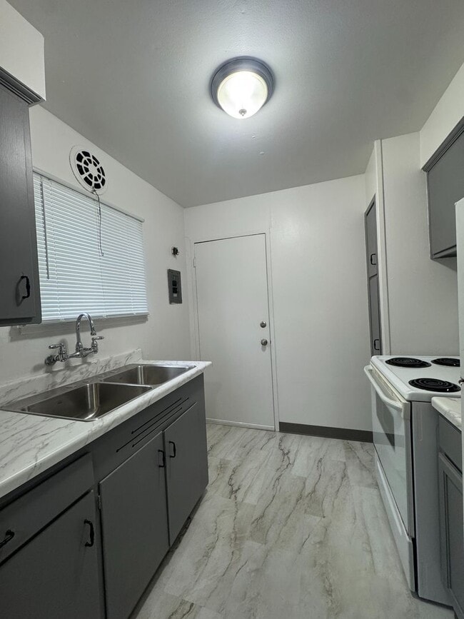 Building Photo - (UNM)  2 bed/1 bath Apartment