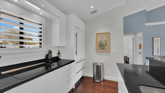 Building Photo - 515 Club Dr