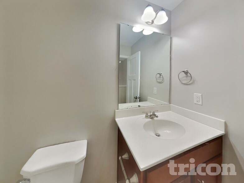 Building Photo - 877 Juno Dr