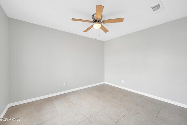 Building Photo - 913 W Juanita Ave