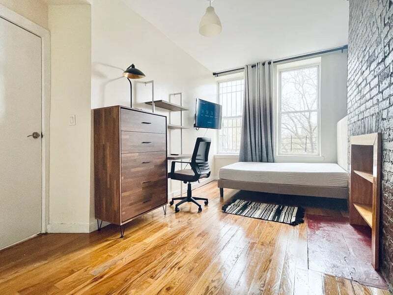 Building Photo - Furnished room/NOT APARTMENT