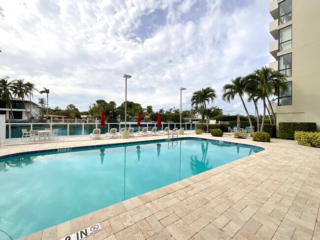 Building Photo - 9800 W Bay Harbor Dr